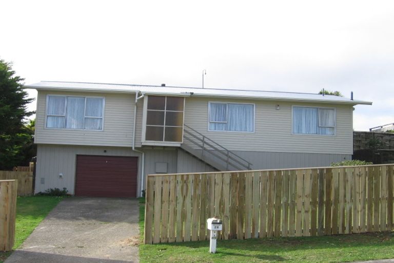 Photo of property in 24 Colchester Crescent, Newlands, Wellington, 6037