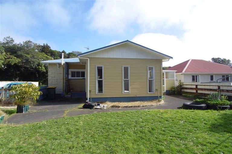 Photo of property in 53 Seaview Road, Marfell, New Plymouth, 4310