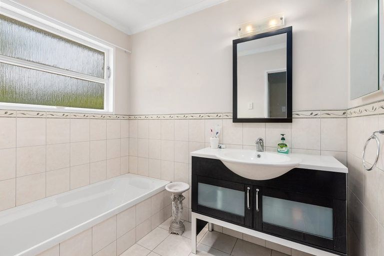 Photo of property in 28 Bartlett Grove, Tawa, Wellington, 5028