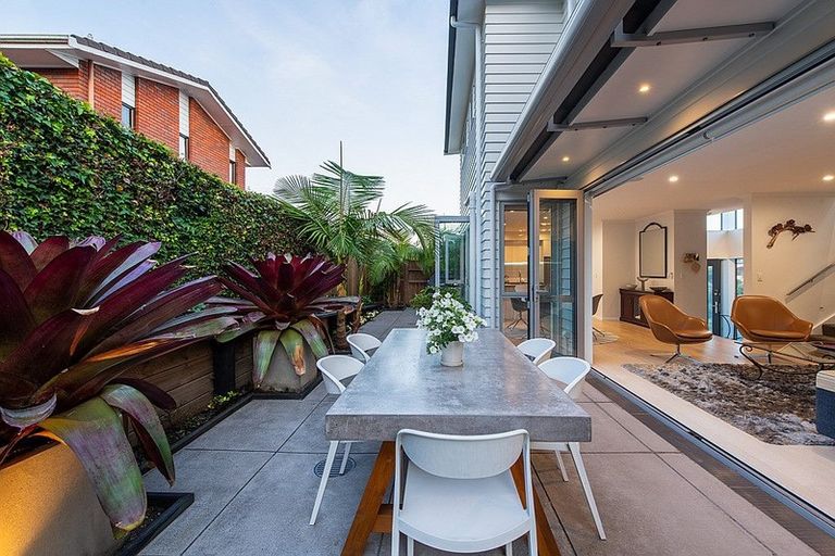 Photo of property in 3a Rossmore Terrace, Murrays Bay, Auckland, 0630