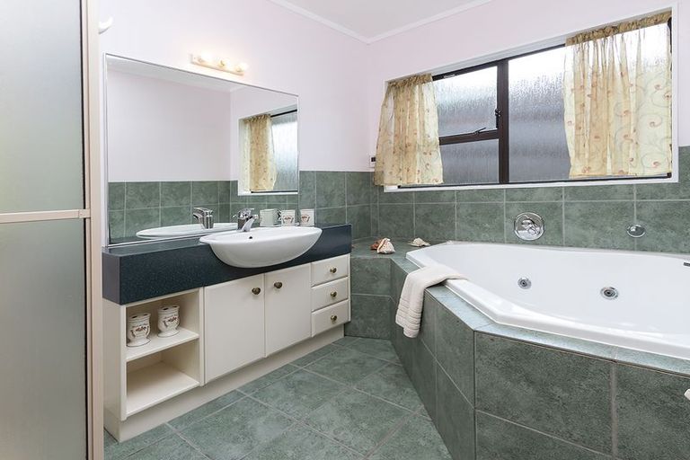 Photo of property in 23 Lexington Drive, Botany Downs, Auckland, 2010