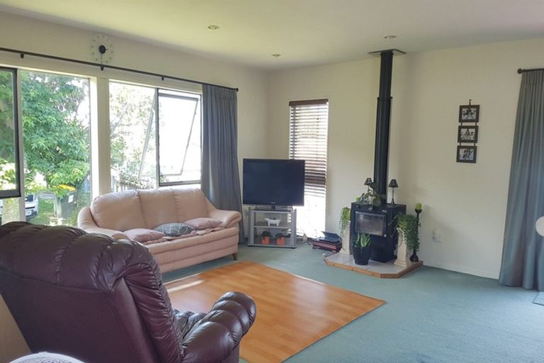 Photo of property in 38 Deverell Place, Northcross, Auckland, 0632