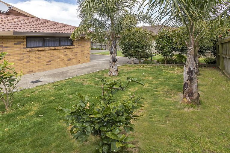 Photo of property in 23 Lexington Drive, Botany Downs, Auckland, 2010