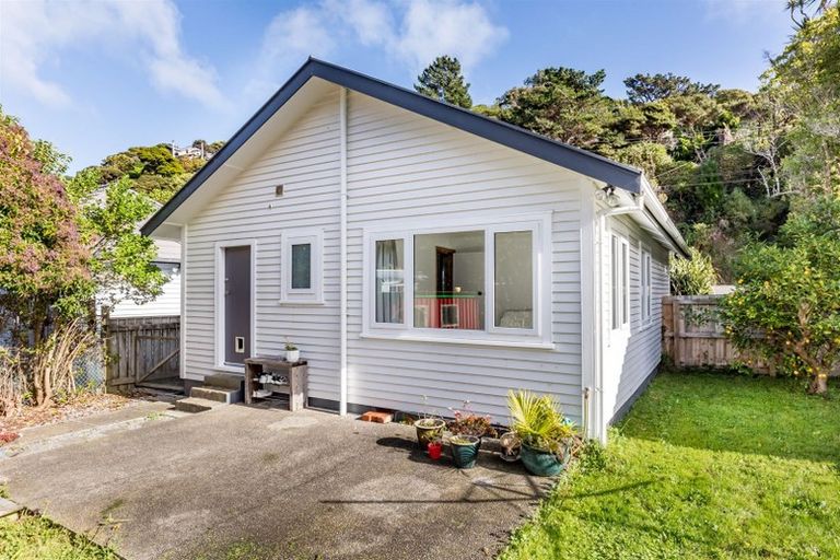 Photo of property in 66 Airlie Road, Plimmerton, Porirua, 5026