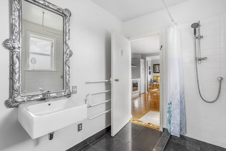 Photo of property in 1612 Great North Road, Waterview, Auckland, 1026