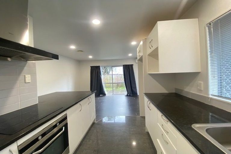 Photo of property in 20 Lisa Rise, Half Moon Bay, Auckland, 2012