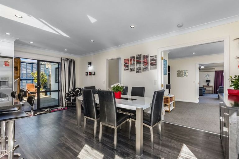 Photo of property in 2 Seascape View, Paremata, Porirua, 5024