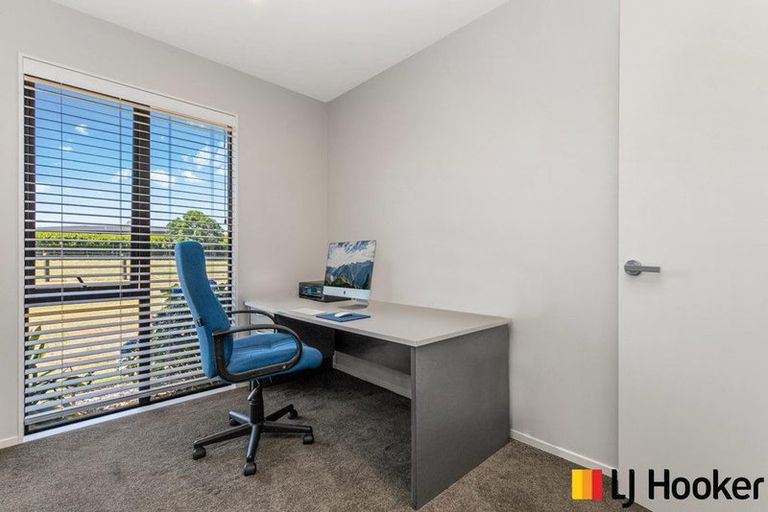 Photo of property in 98 Bushlake Way, Kingseat, Papakura, 2580