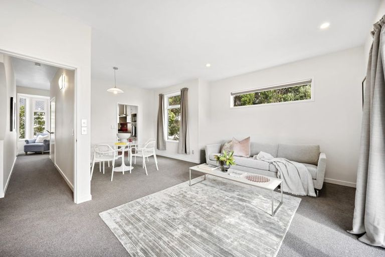 Photo of property in 11 Lawson Place, Mount Victoria, Wellington, 6011