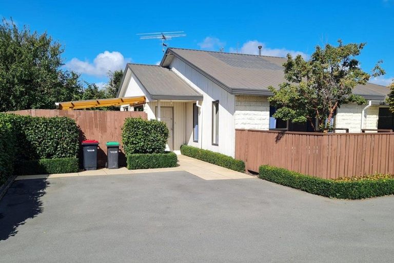 Photo of property in 12 Gatonby Place, Avonhead, Christchurch, 8042