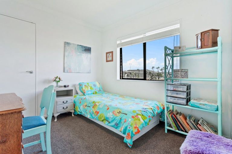 Photo of property in 20 Mackwell Road, Fairview Heights, Auckland, 0632