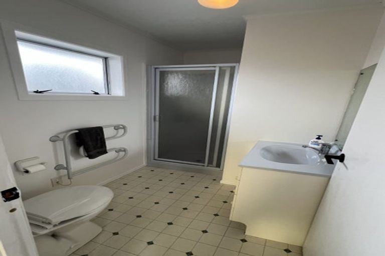 Photo of property in 32 Essex Street, Te Atatu South, Auckland, 0610