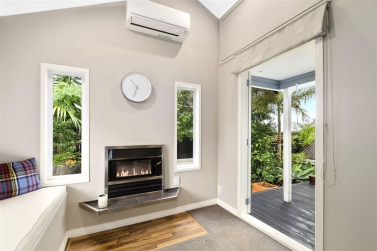 Photo of property in 1/27 Kiteroa Terrace, Rothesay Bay, Auckland, 0630