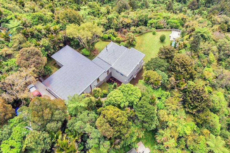 Photo of property in 23 Quinns Road, Waiatarua, Auckland, 0612