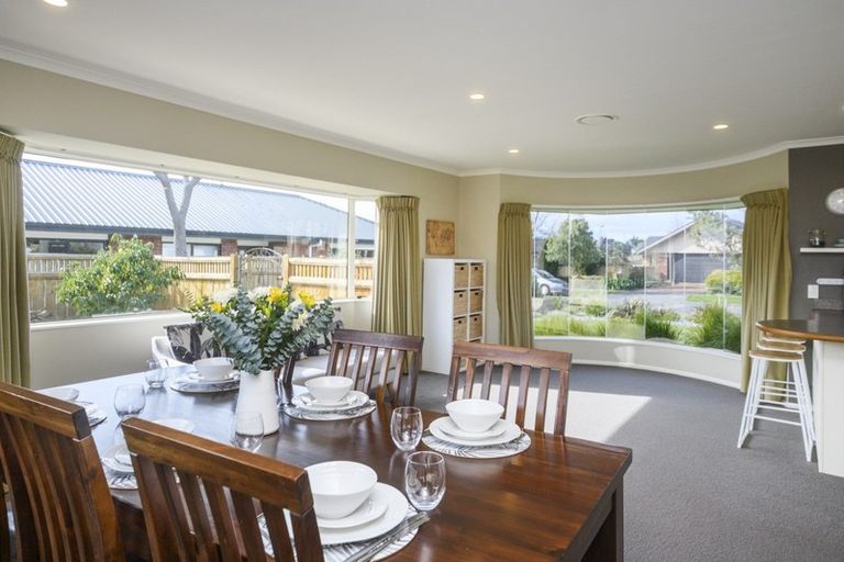 Photo of property in 5 Sycamore Crescent, Fitzherbert, Palmerston North, 4410