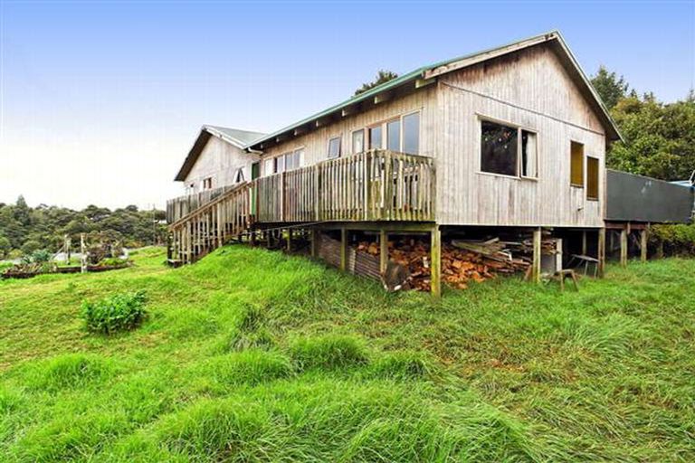 Photo of property in 16 Caton Road, Waitakere, Henderson, 0782