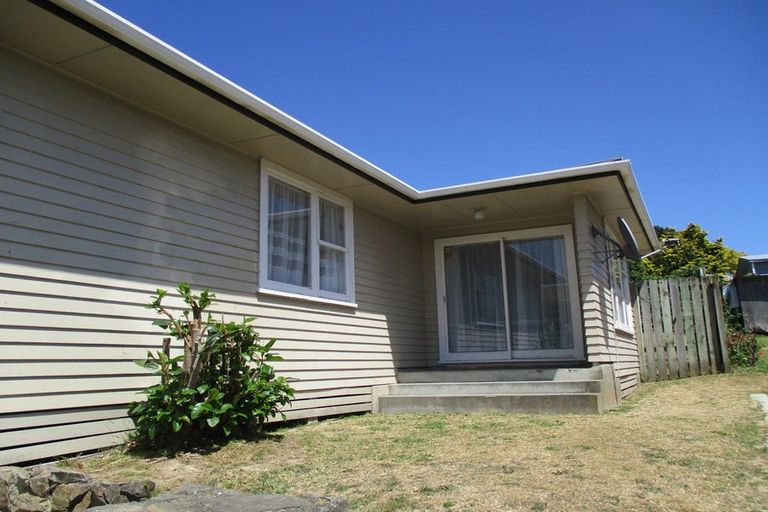 Photo of property in 135 Driver Crescent, Cannons Creek, Porirua, 5024