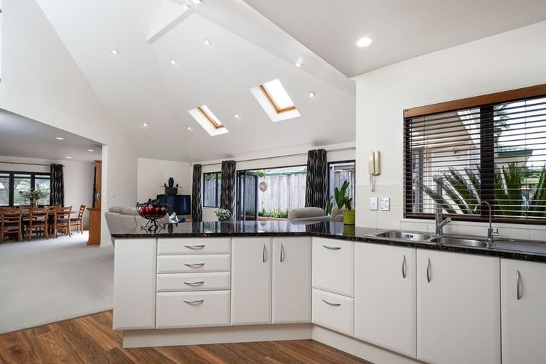 Photo of property in 5 Kahala Place, West Harbour, Auckland, 0618