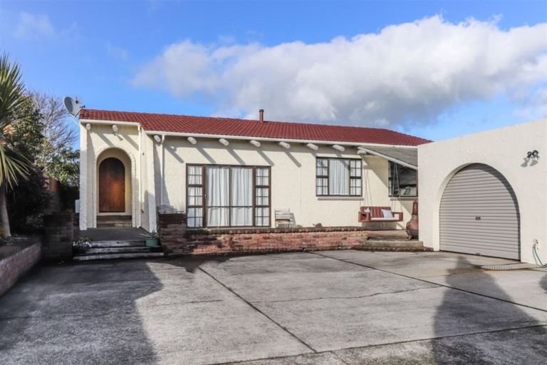Photo of property in 9 Kauri Street, Inglewood, 4330