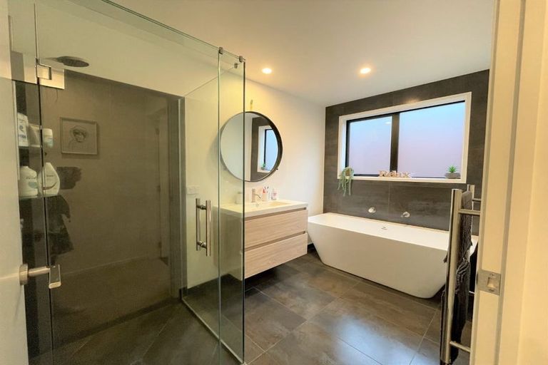 Photo of property in 2 Piper Way, Glen Avon, New Plymouth, 4312