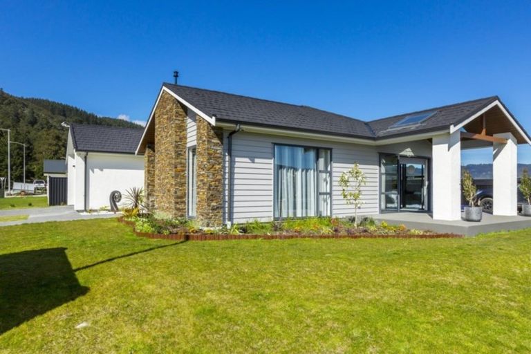 Photo of property in 7 Hopkirk Avenue, Wallaceville, Upper Hutt, 5018