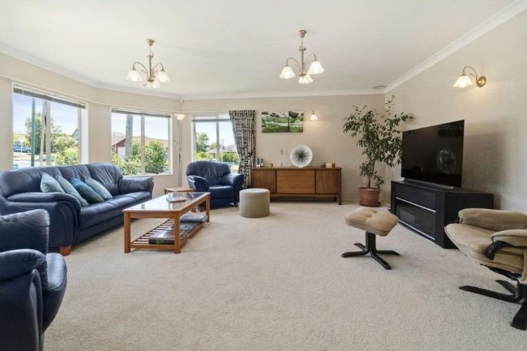 Photo of property in 2 San Fernando Way, Henderson, Auckland, 0612