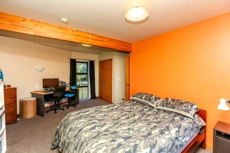 Photo of property in 16 Ridge Lane, New Plymouth, 4310