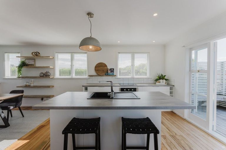 Photo of property in 215 Mangorei Road, Merrilands, New Plymouth, 4312