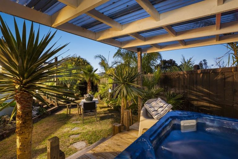 Photo of property in 2 Island View Terrace, Waikanae Beach, Waikanae, 5036