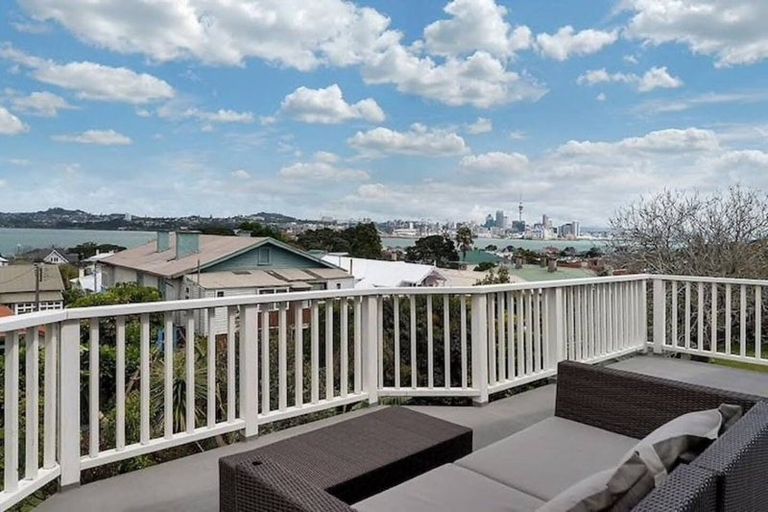 Photo of property in 2/15a Kerr Street, Devonport, Auckland, 0624