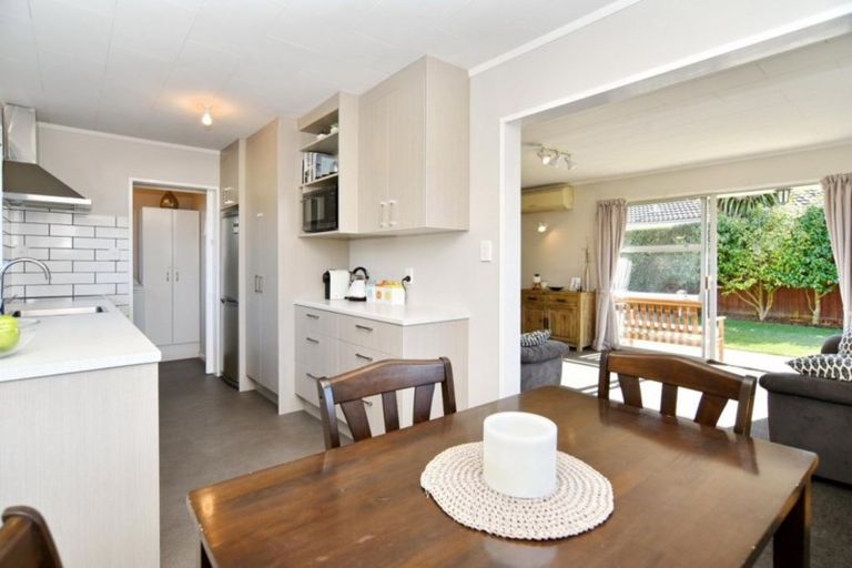 Photo of property in 2/10 Salford Avenue, Redwood, Christchurch, 8051