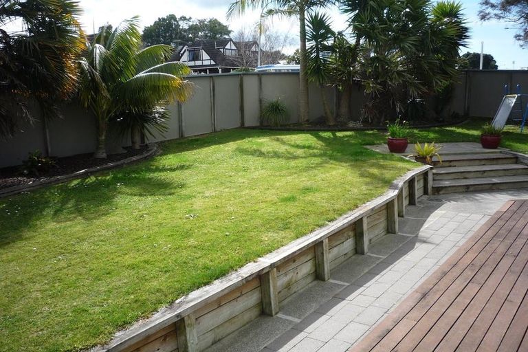 Photo of property in 114 Mirrabooka Avenue, Botany Downs, Auckland, 2010