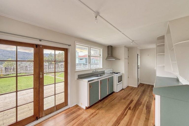 Photo of property in 1 Gribble Grove, Stokes Valley, Lower Hutt, 5019