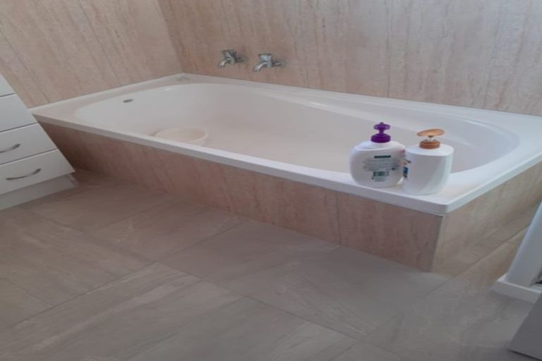 Photo of property in 30 Pinehurst Crescent, Russley, Christchurch, 8042