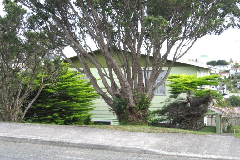 Photo of property in 15 Warrington Grove, Newlands, Wellington, 6037