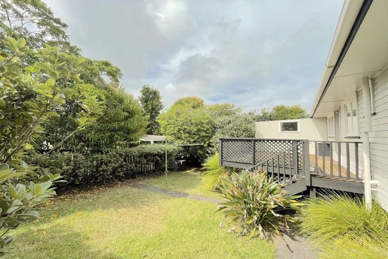 Photo of property in 10 Aplin Place, Birkdale, Auckland, 0626
