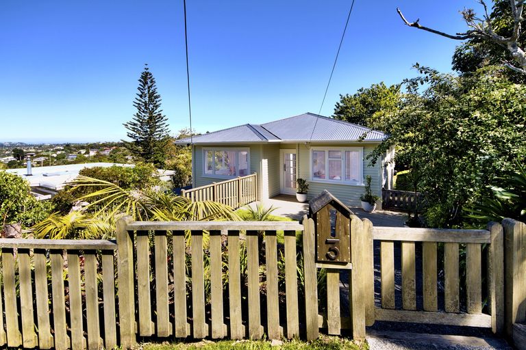 Photo of property in 3 Roland Hill, Glen Eden, Auckland, 0602