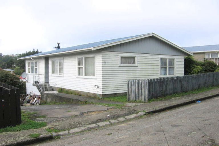 Photo of property in 3 Merritt Way, Newlands, Wellington, 6037