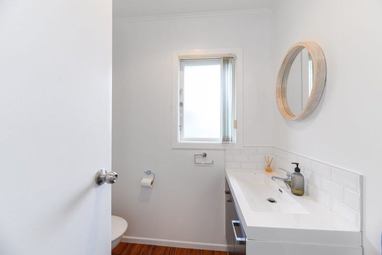 Photo of property in 42 Hereford Street, Te Atatu Peninsula, Auckland, 0610