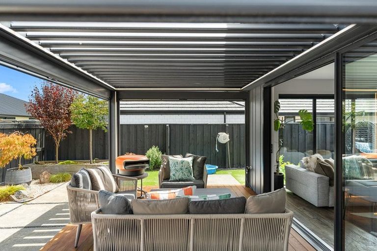 Photo of property in 6 Fairbairn Close, Halswell, Christchurch, 8025