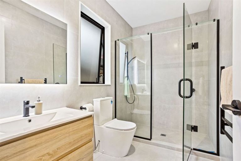 Photo of property in 37 Vinistra Road, Kumeu, 0810