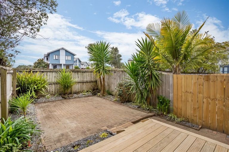 Photo of property in 8/6 John Jennings Drive, Oteha, Auckland, 0632
