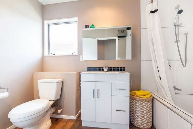 Photo of property in 1/41 Elizabeth Drive, West Harbour, Auckland, 0618