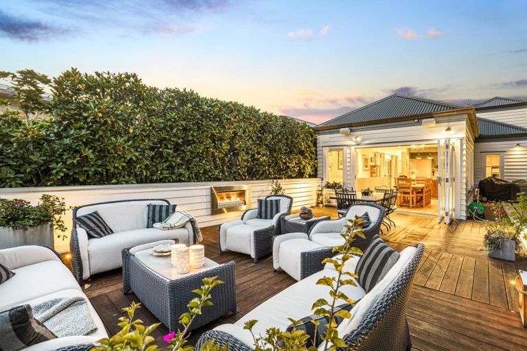 Photo of property in 13 Stanley Point Road, Stanley Point, Auckland, 0624