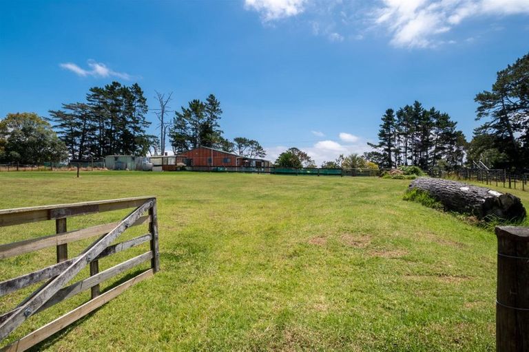 Photo of property in 137 Tawa Road, Kumeu, 0891