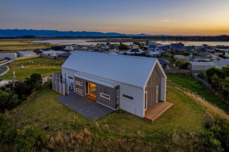 Photo of property in 2 Rangeview Rise, Foxton Beach, Foxton, 4815