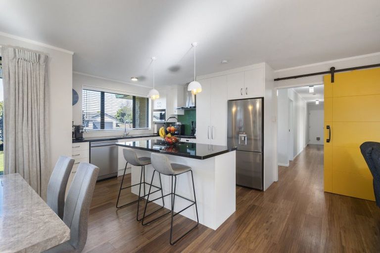 Photo of property in 6 Logan Place, Kelvin Grove, Palmerston North, 4414