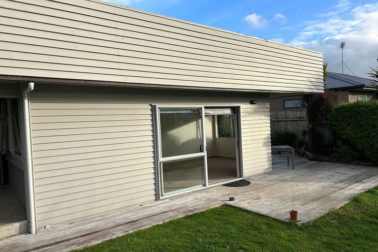 Photo of property in 15 Burnside Court, Rosedale, Auckland, 0632