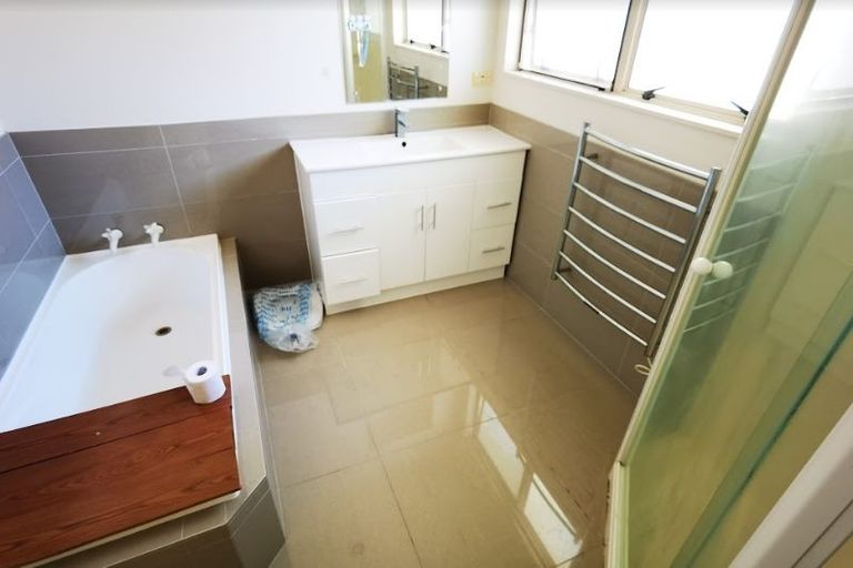 Photo of property in 8 Mandeville Place, Unsworth Heights, Auckland, 0632