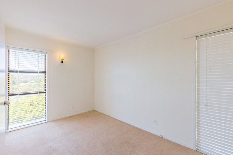 Photo of property in 5 Noeleen Street, Glenfield, Auckland, 0629